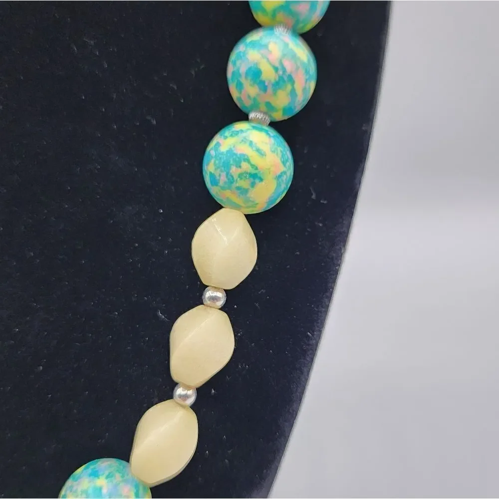 Green speckled & cream beaded necklace